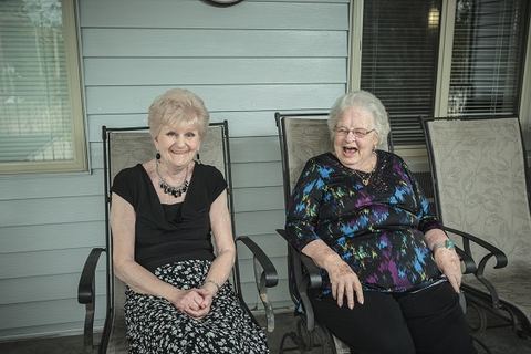 photo shoot marianne and betty on balcony